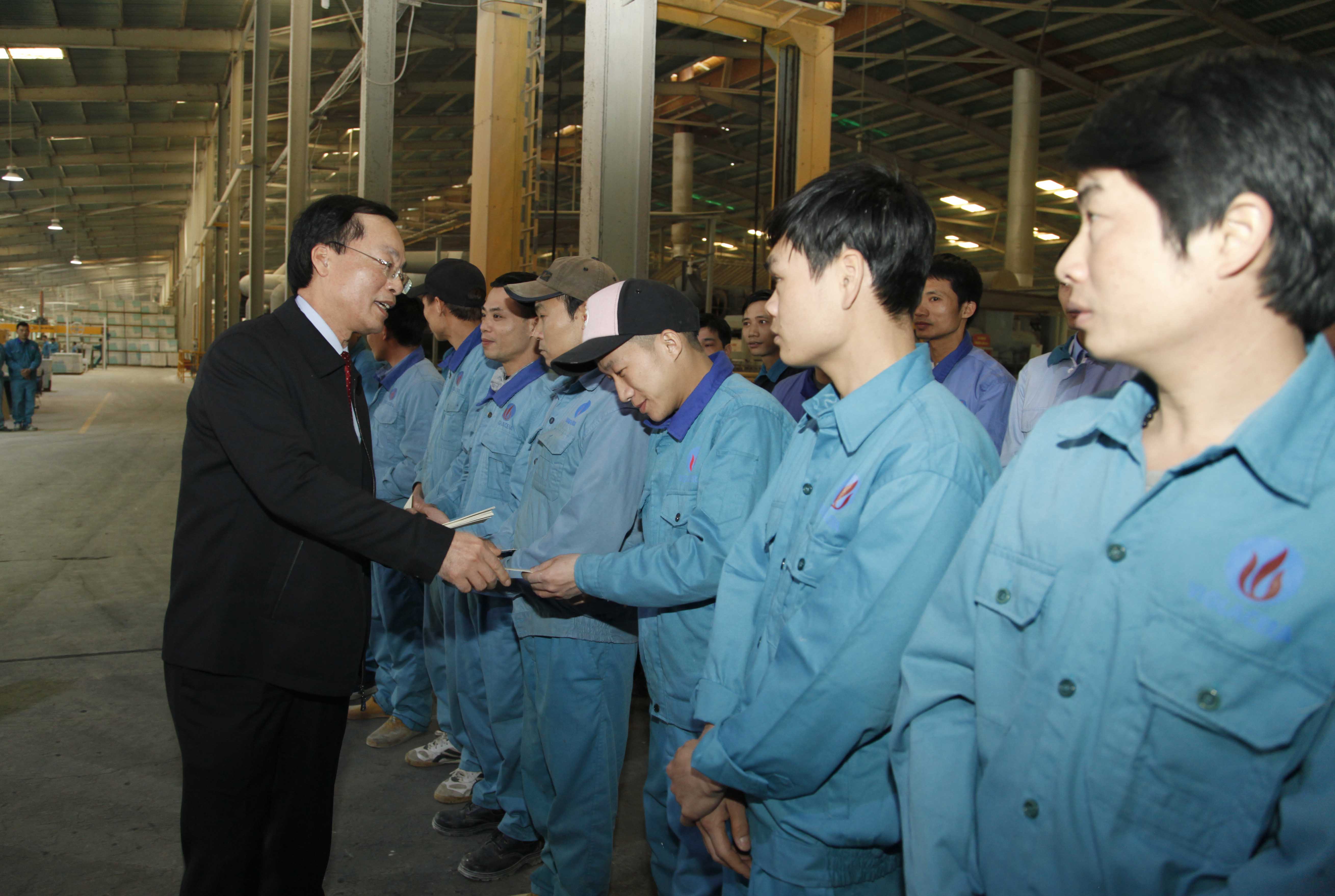 Minister of Construction Pham Hong Ha visited Viglacera Tien Son JSC